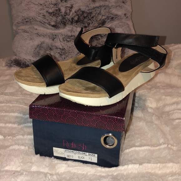 Sandals Never Worn - Picture 1 of 3